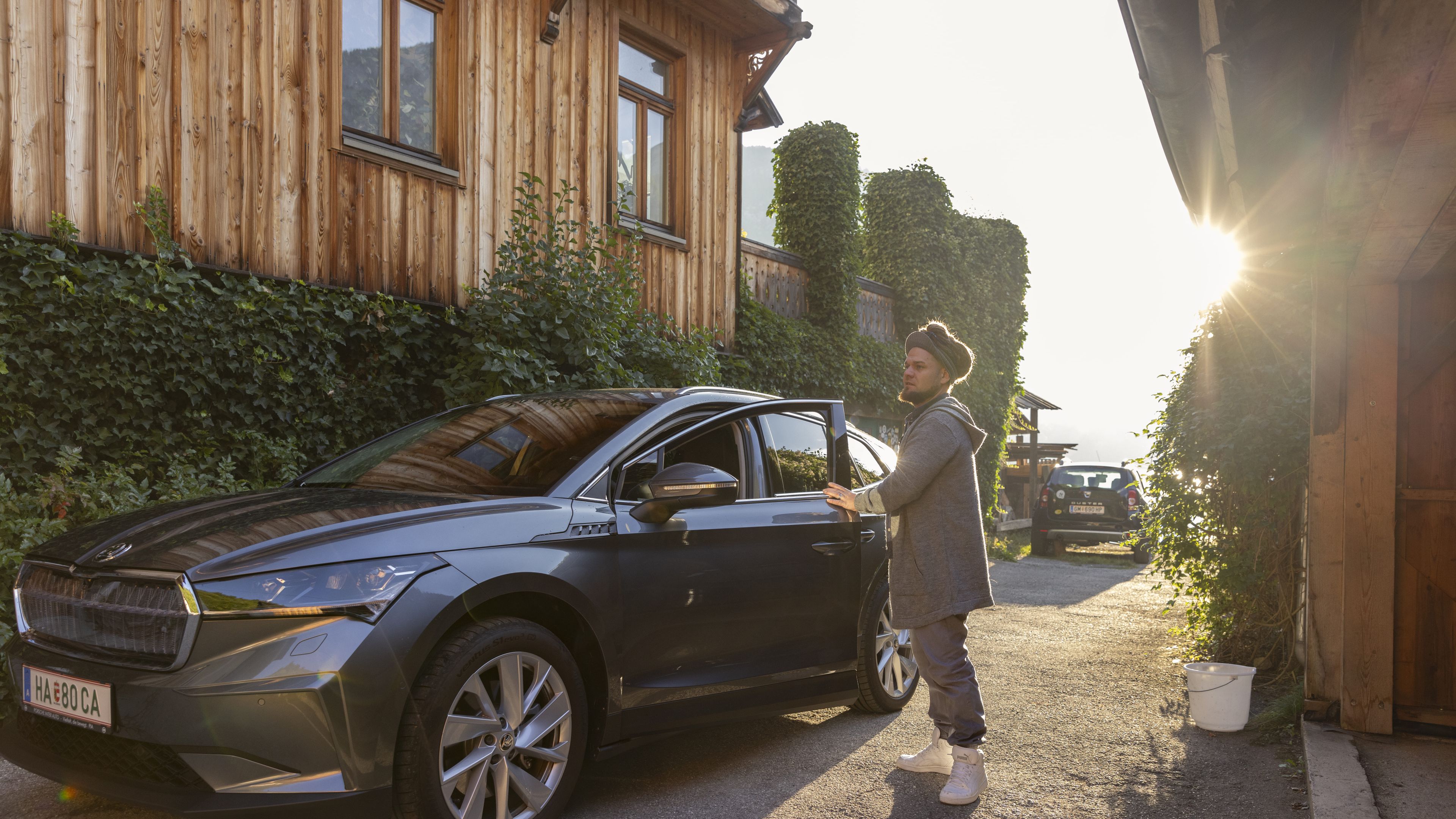 Christoph Held steigt aus dem Auto