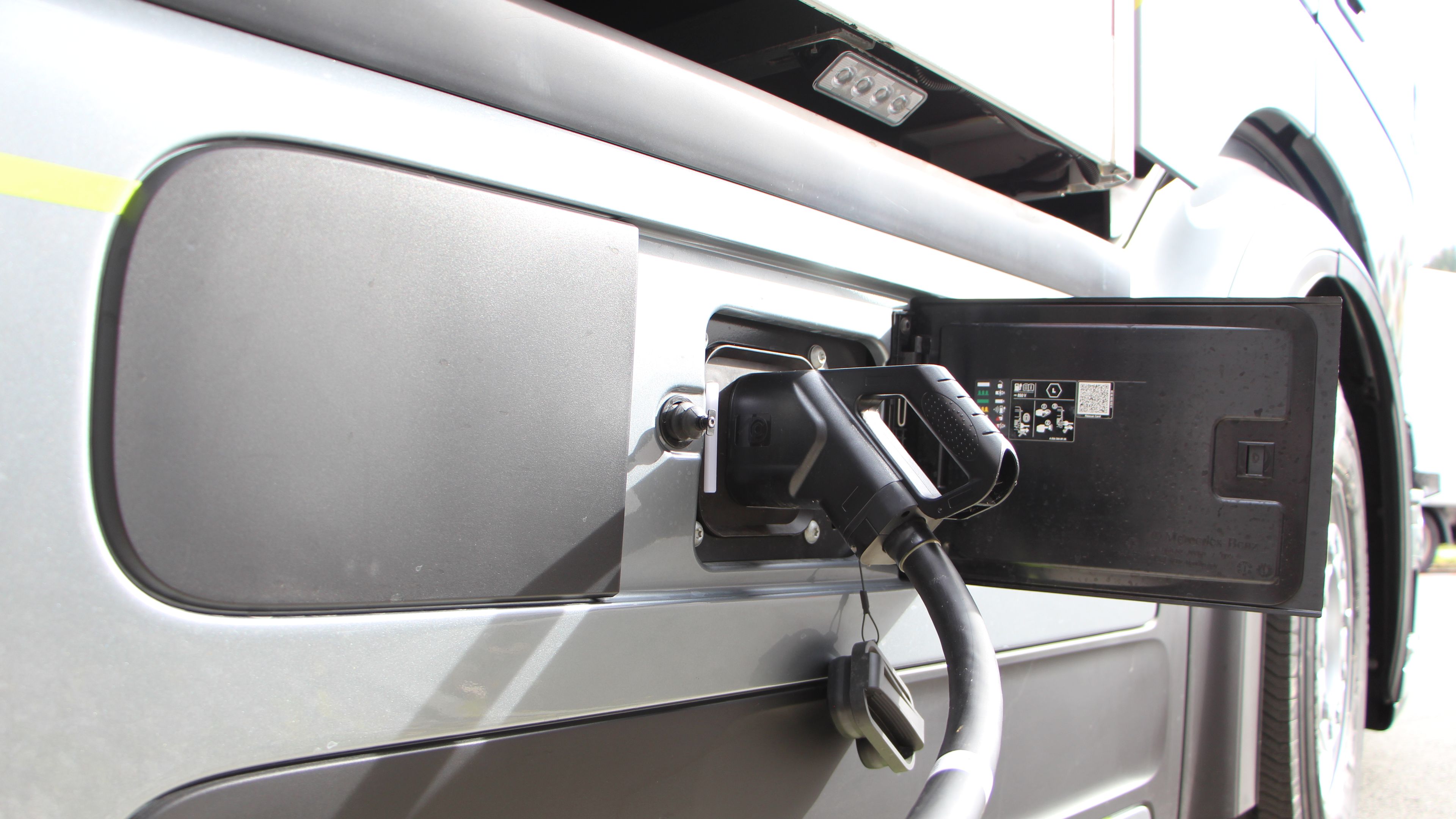 Ladekabel lädt E-Lkw von Digital Elektronik