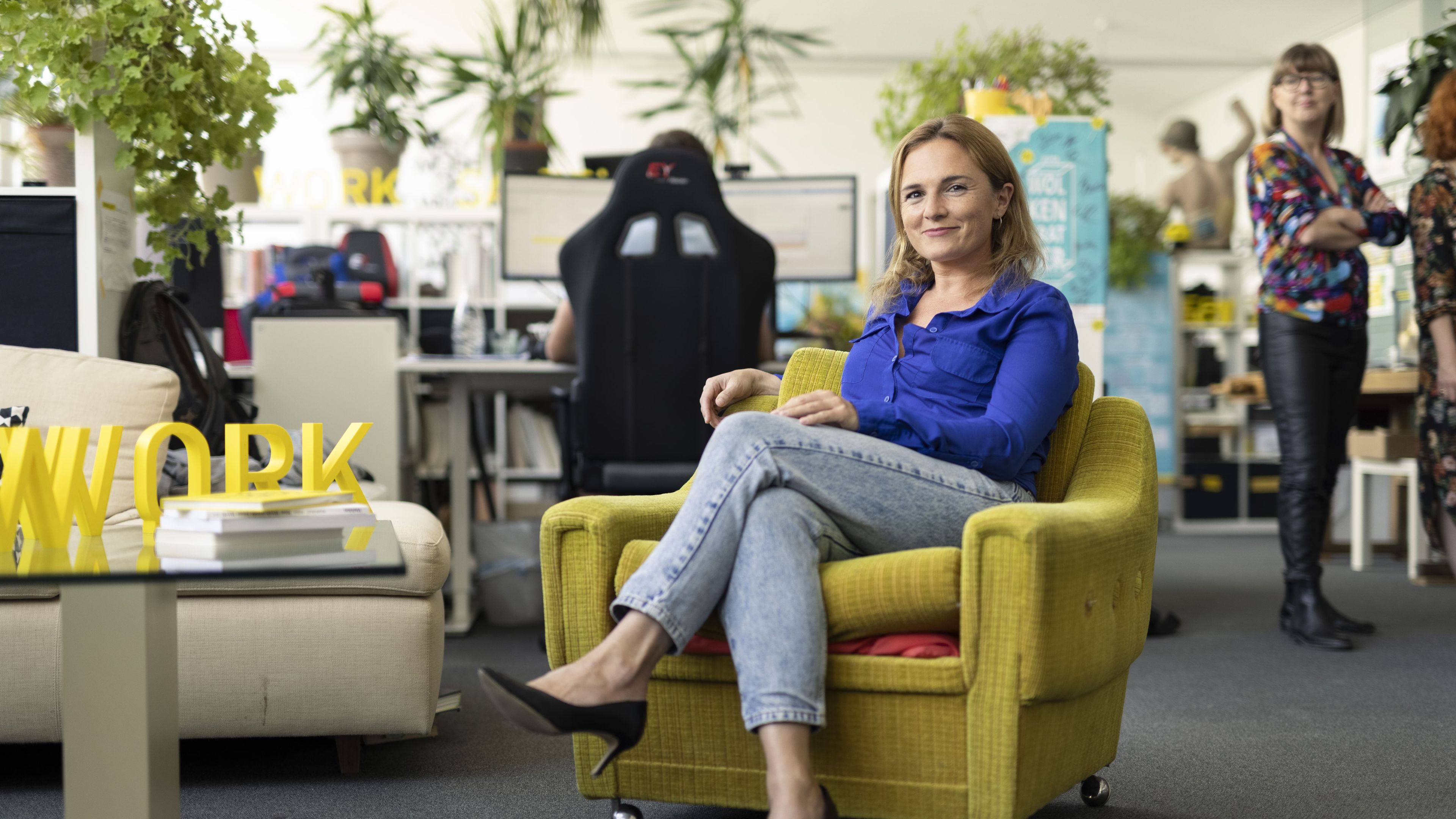 Romy Sigl auf einem Sessel in ihrem Coworking Space