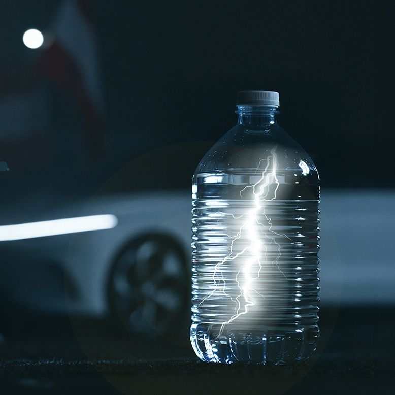 Hydration Break Flasche mit Blitz im Hintergrund ein Auto
