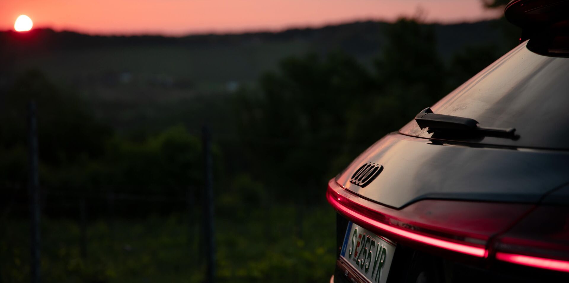 Audi bei Sonnenuntergang bei Weingut Polz