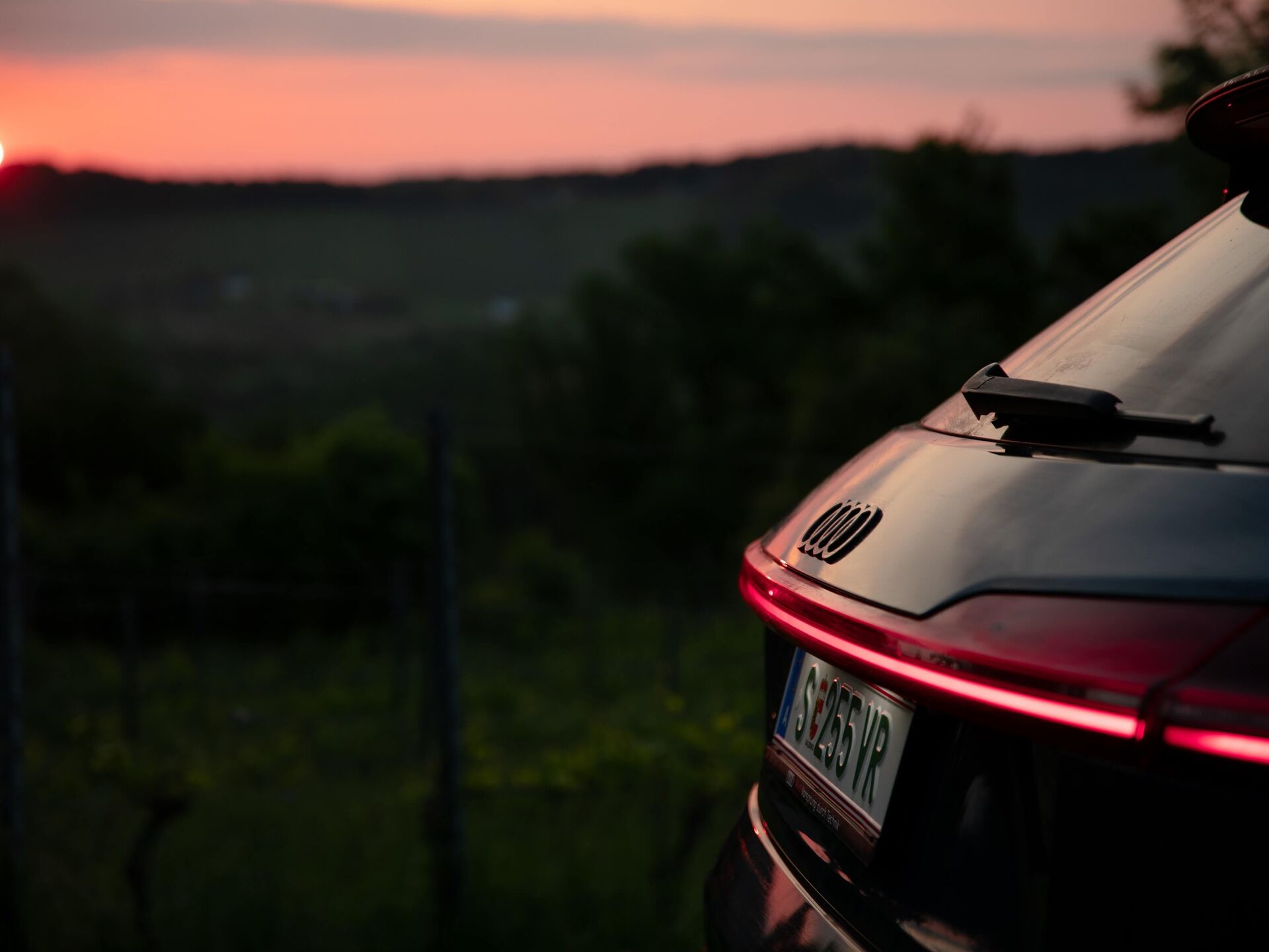 Audi bei Sonnenuntergang bei Weingut Polz